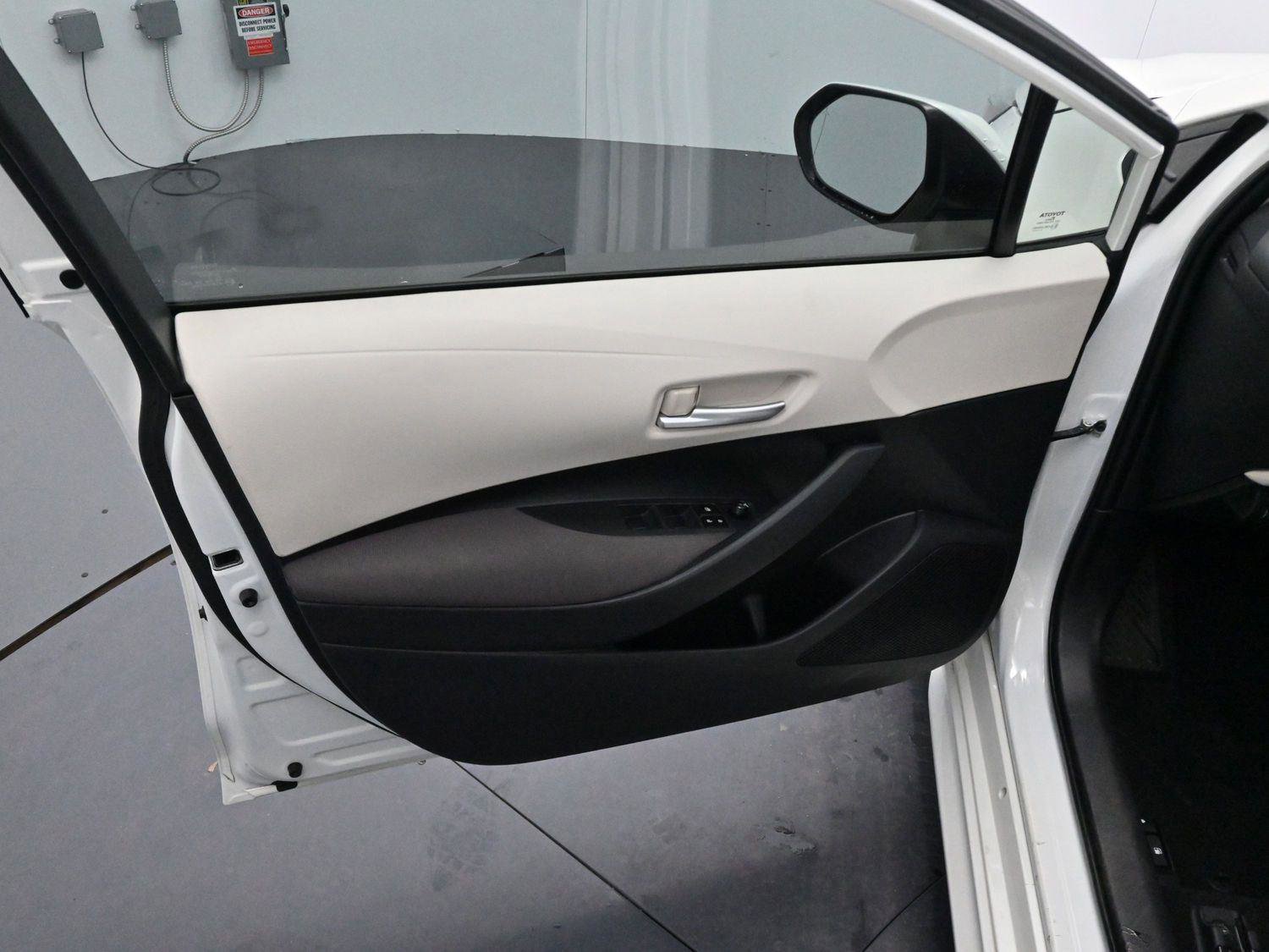 Used 2021 Toyota Corolla LE image 9