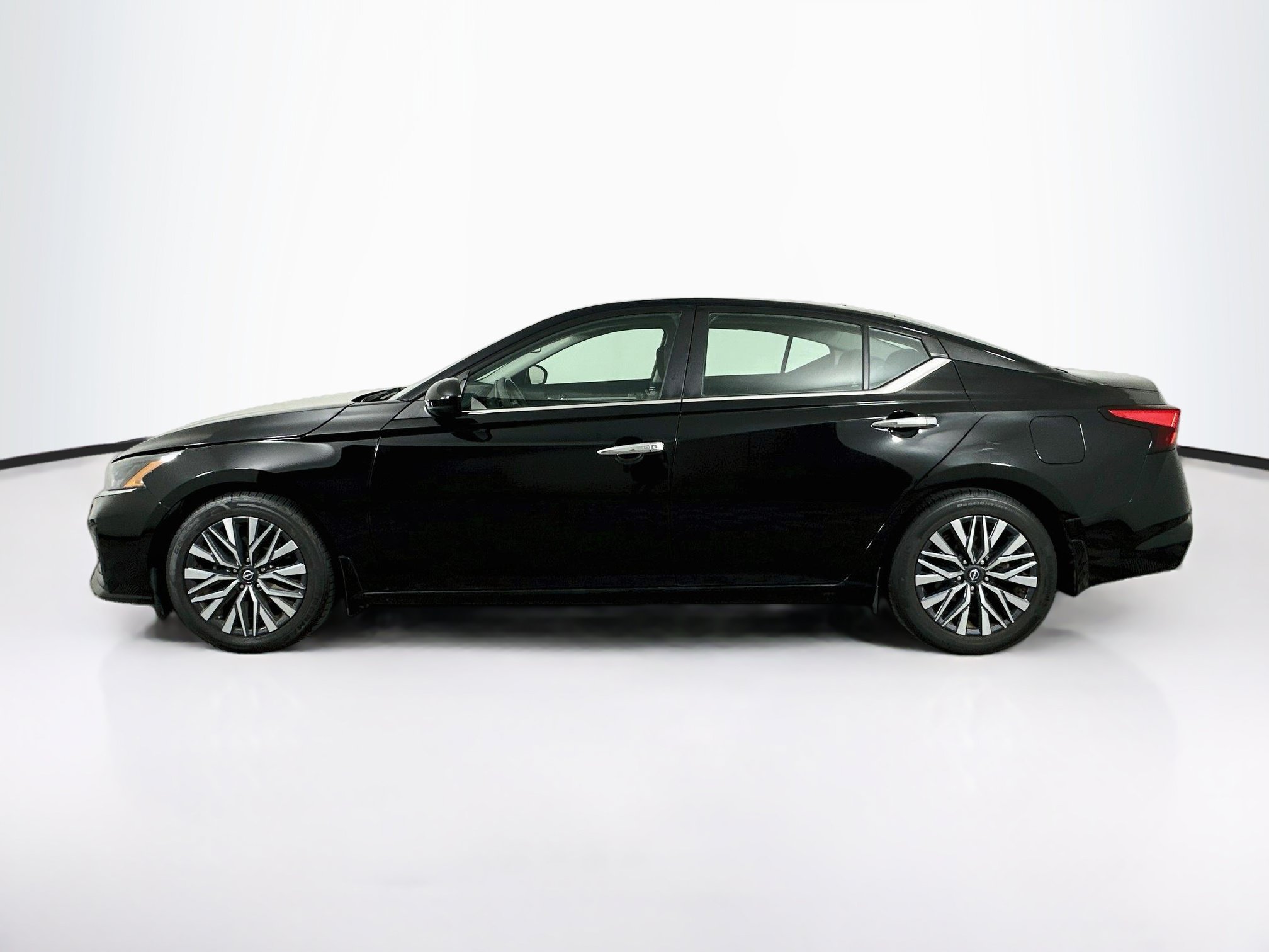 Used 2023 Nissan Altima 2.5 SV w/ SV Premium Package FWD image 4