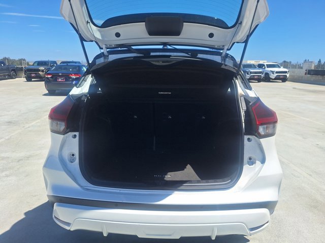 Used 2023 Nissan Kicks SR w/ SR Premium Package FWD image 17