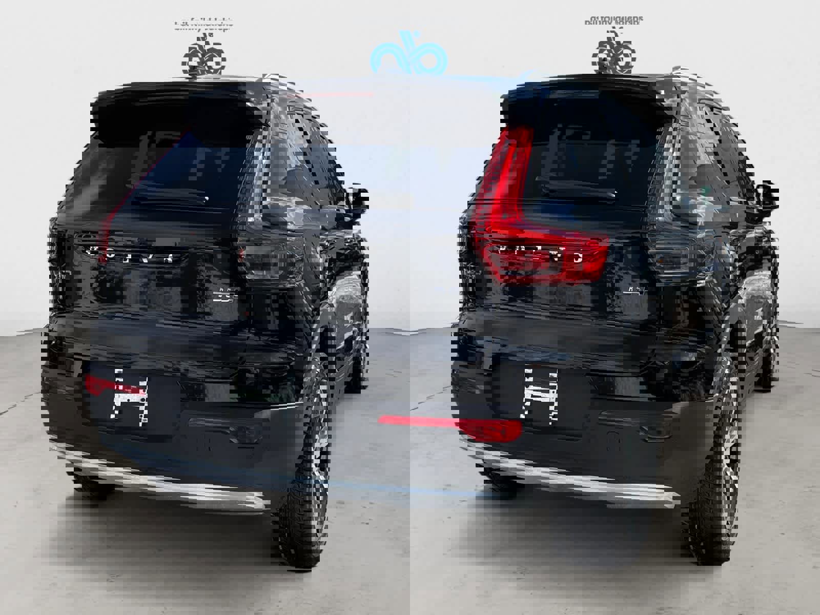 Used 2025 Volvo XC40 B5 Plus image 5