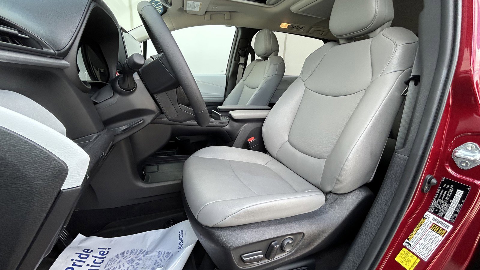 Used 2025 Toyota Sienna XLE w/ XLE Plus Package image 11