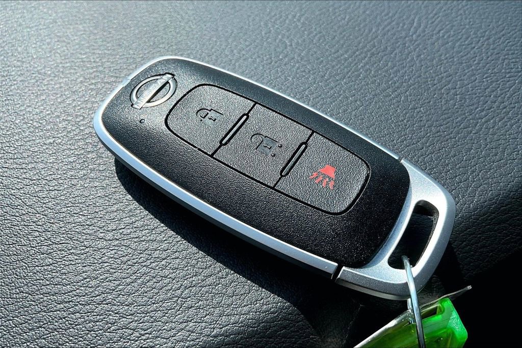 Used 2025 Nissan Pathfinder S image 13
