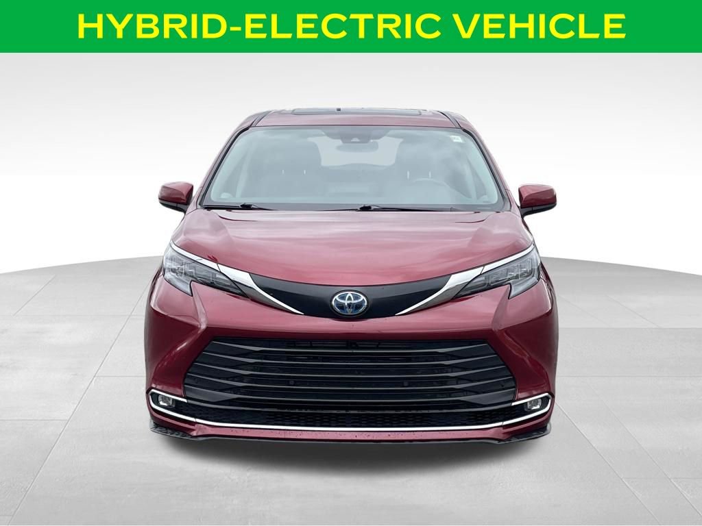 Used 2024 Toyota Sienna XLE AWD/4WD image 3