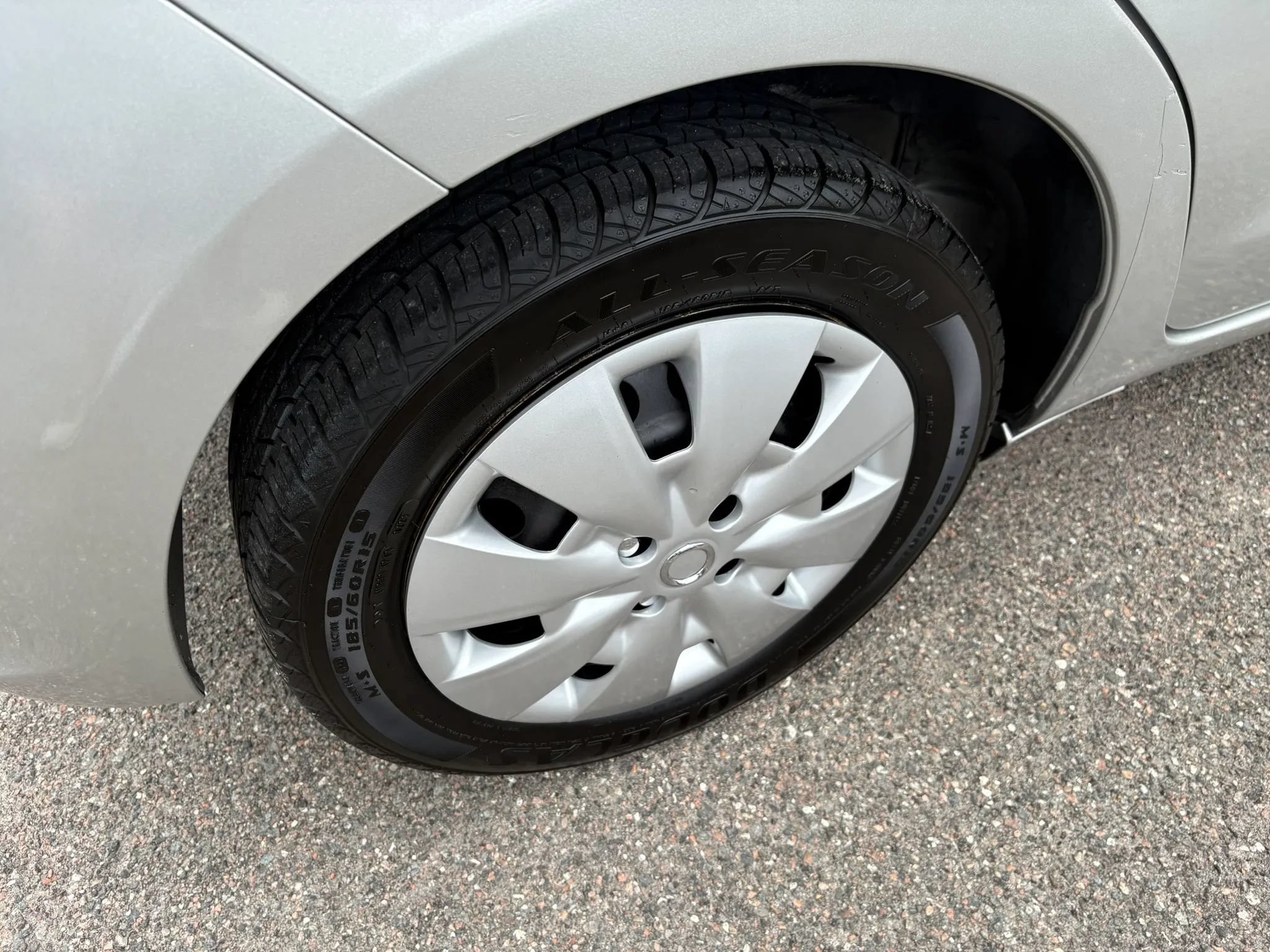 Used 2012 Toyota Yaris SE FWD image 5