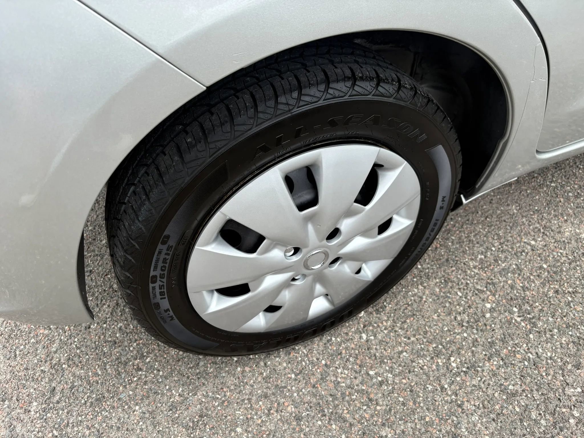 Used 2012 Toyota Yaris SE FWD image 5