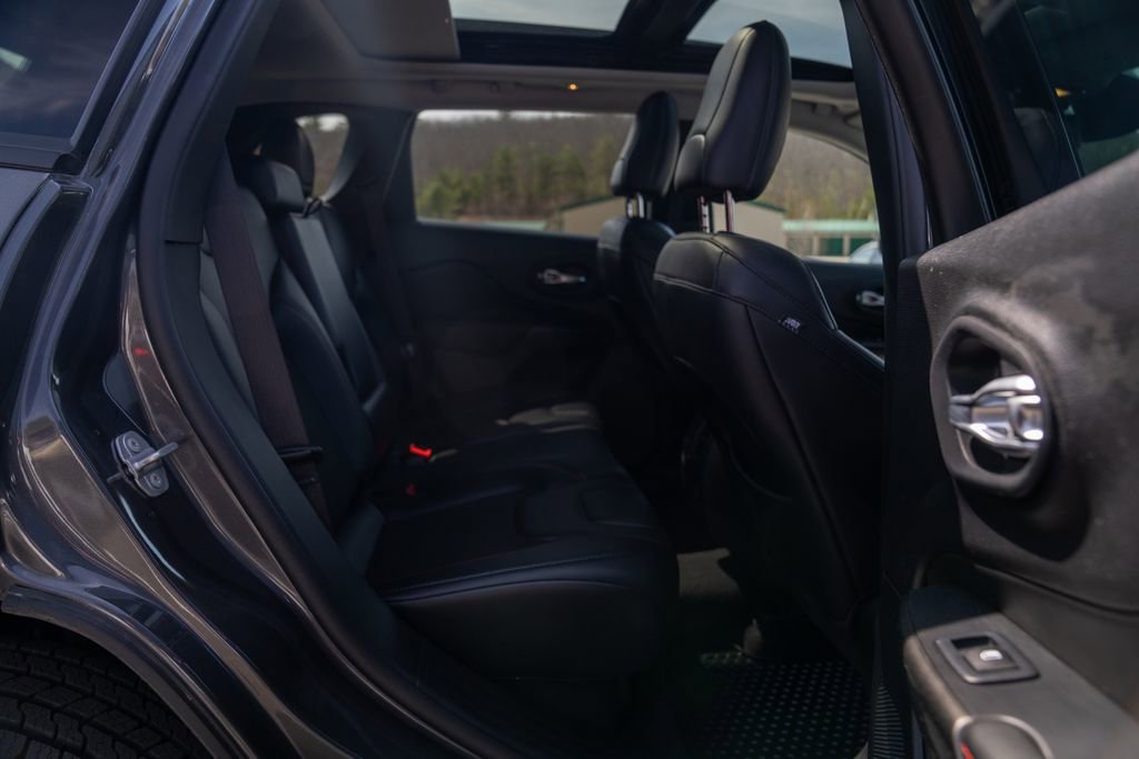 Used 2021 Jeep Cherokee Trailhawk w/ Sun, Sound & Nav Group AWD/4WD image 16