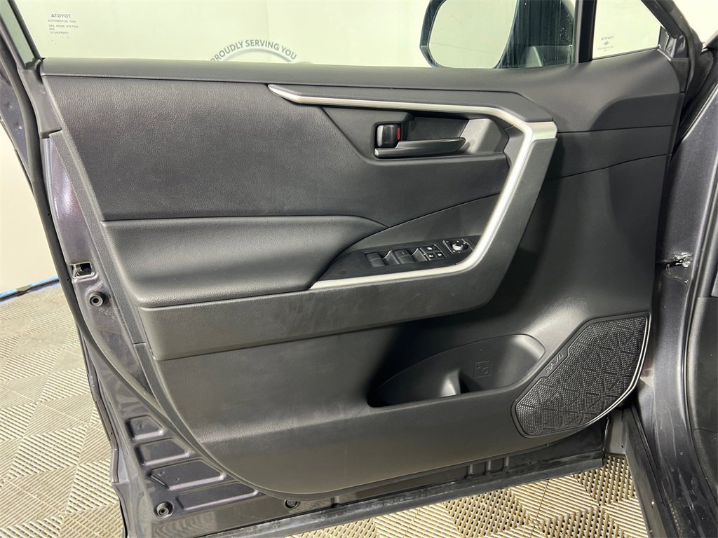 Used 2022 Toyota RAV4 LE image 10