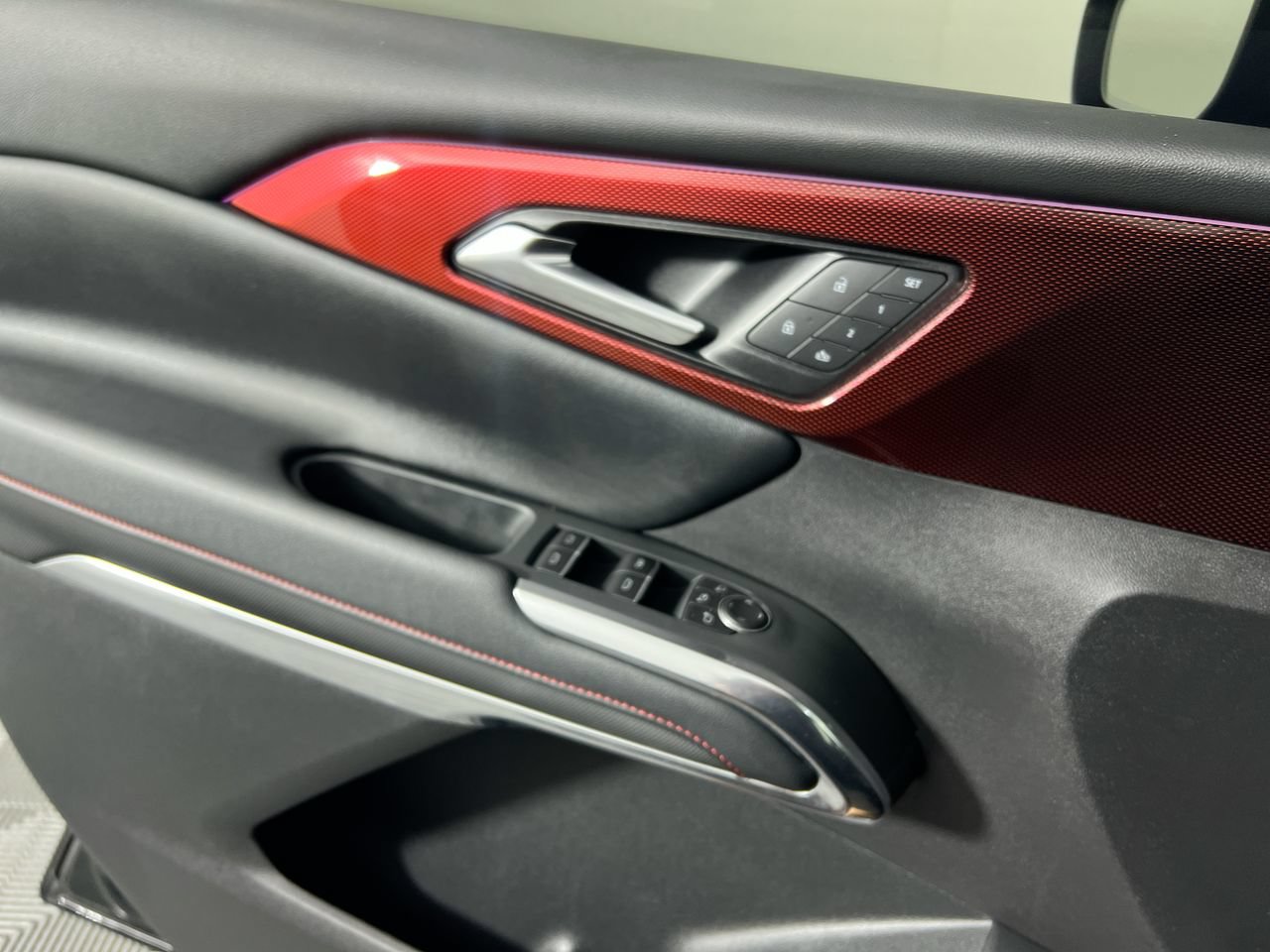 Used 2026 Chevrolet Traverse RS FWD image 8