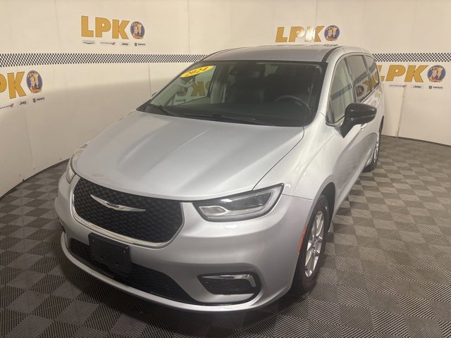 Certified 2024 Chrysler Pacifica Touring-L image 11