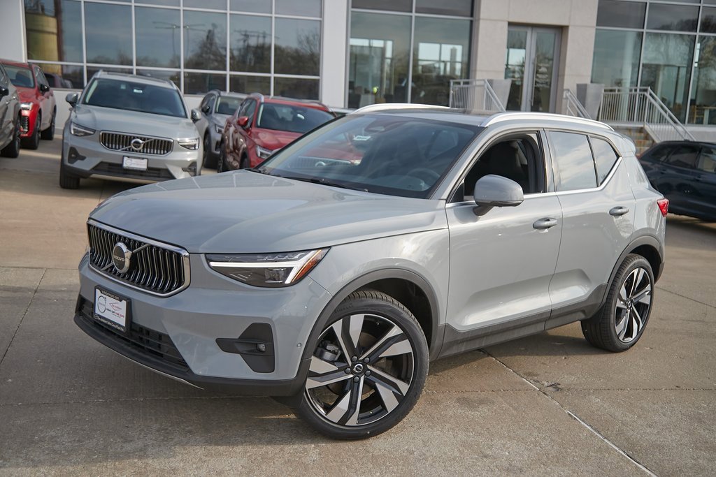 New 2025 Volvo XC40 B5 Plus w/ Climate Package image 3