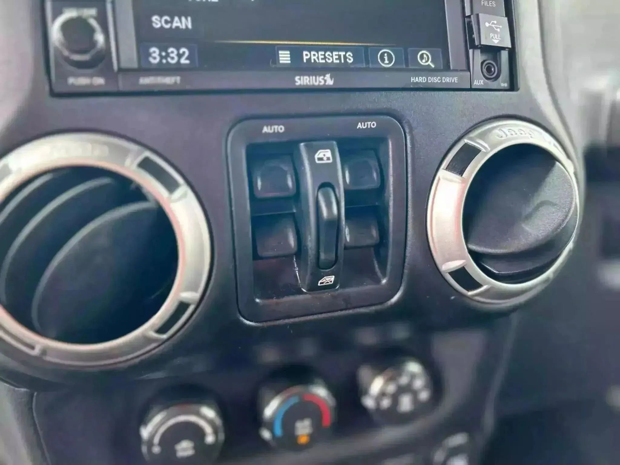 Used 2015 Jeep Wrangler Unlimited Sahara w/ Connectivity Group AWD/4WD image 19