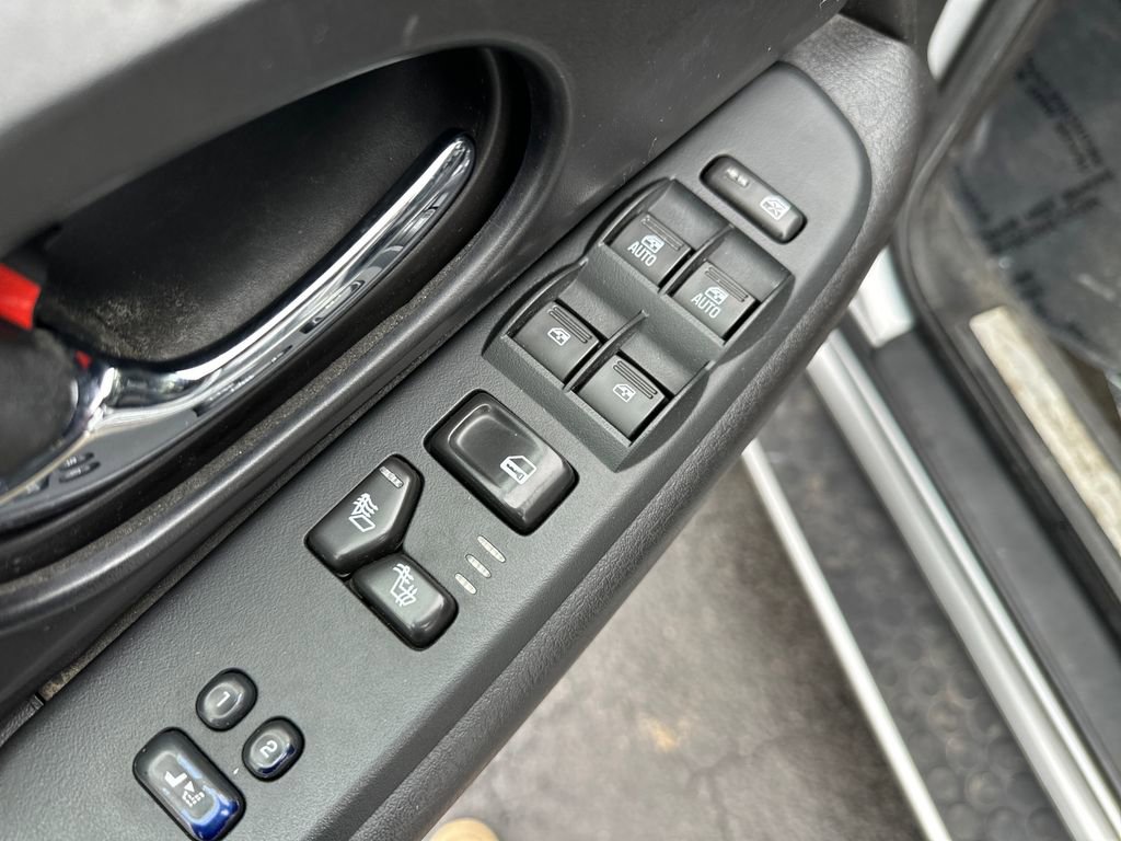 Used 2009 GMC Envoy Denali image 13