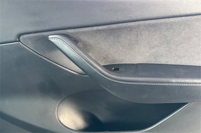Used 2022 Tesla Model Y Long Range image 23