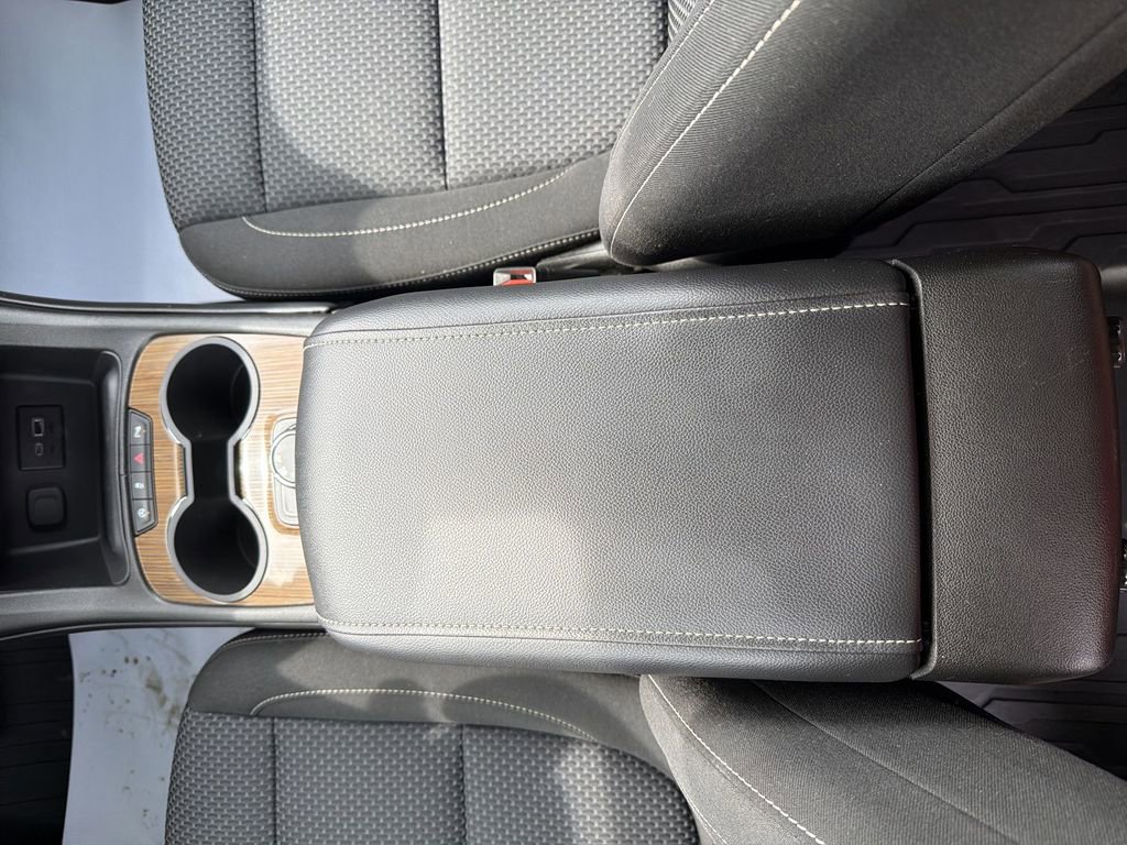 Used 2022 GMC Acadia SLE w/ LPO, Floor Liner Package image 32