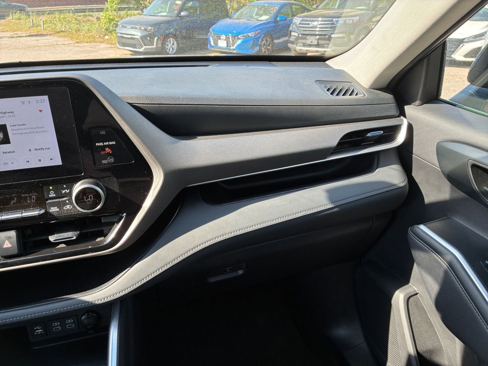 Used 2025 Toyota Highlander LE image 36