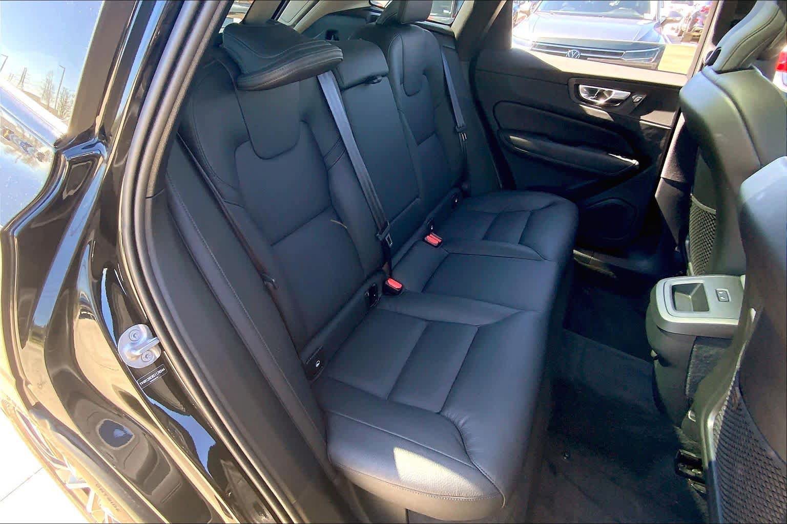 Used 2025 Volvo XC60 B5 Plus image 19