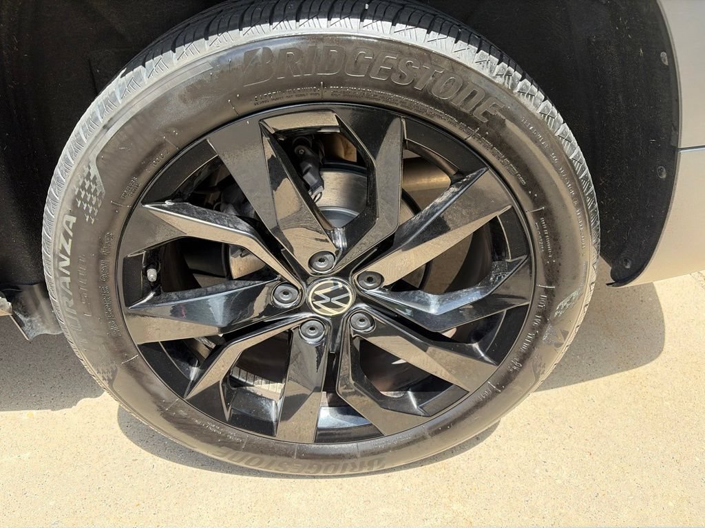 Certified 2023 Volkswagen Taos SE w/ Black Wheel Package FWD image 23