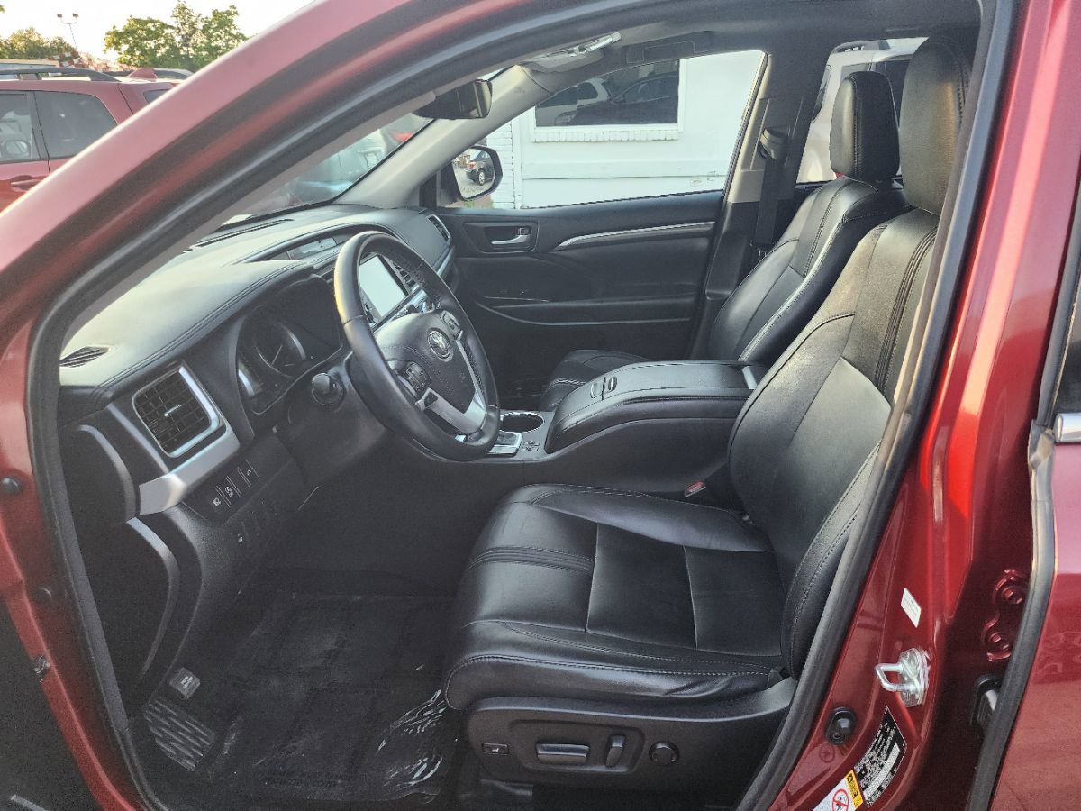 Used 2017 Toyota Highlander SE w/ Carpet Mat Package AWD/4WD image 9