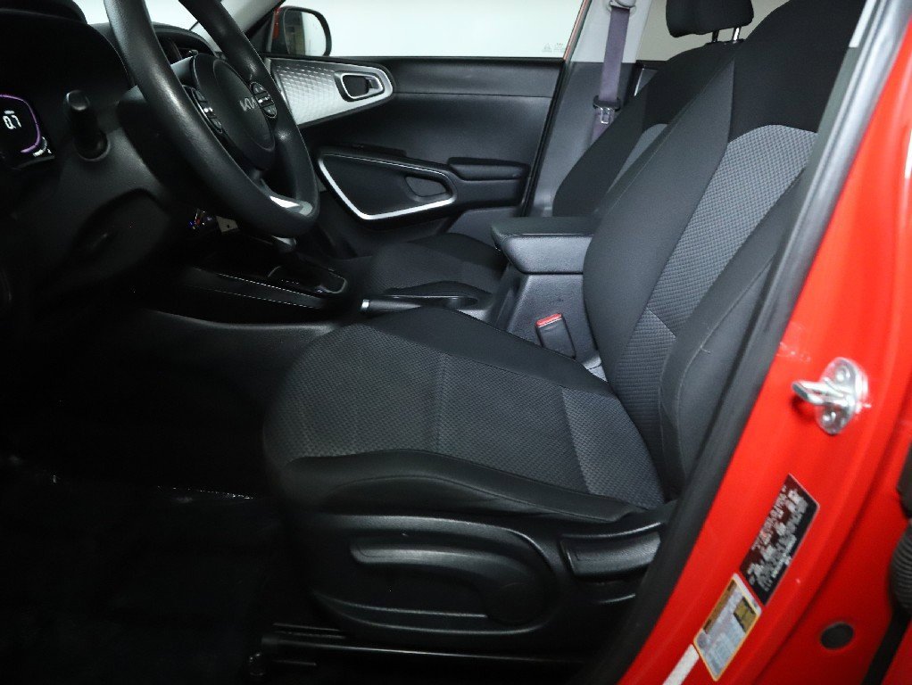 Used 2023 Kia Soul LX w/ LX Technology Package image 18