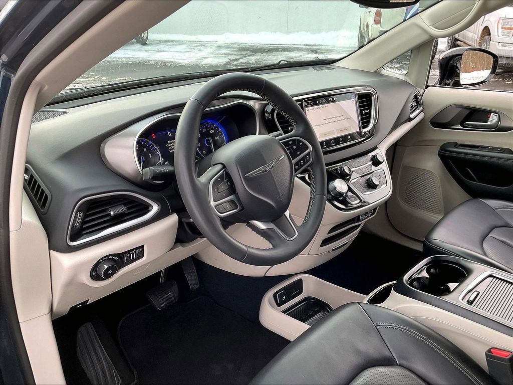 Used 2024 Chrysler Pacifica Touring-L FWD image 8