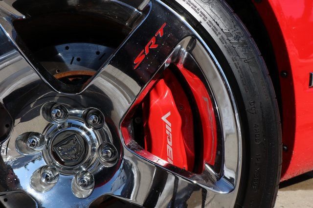 Used 2005 Dodge Viper SRT-10 image 2