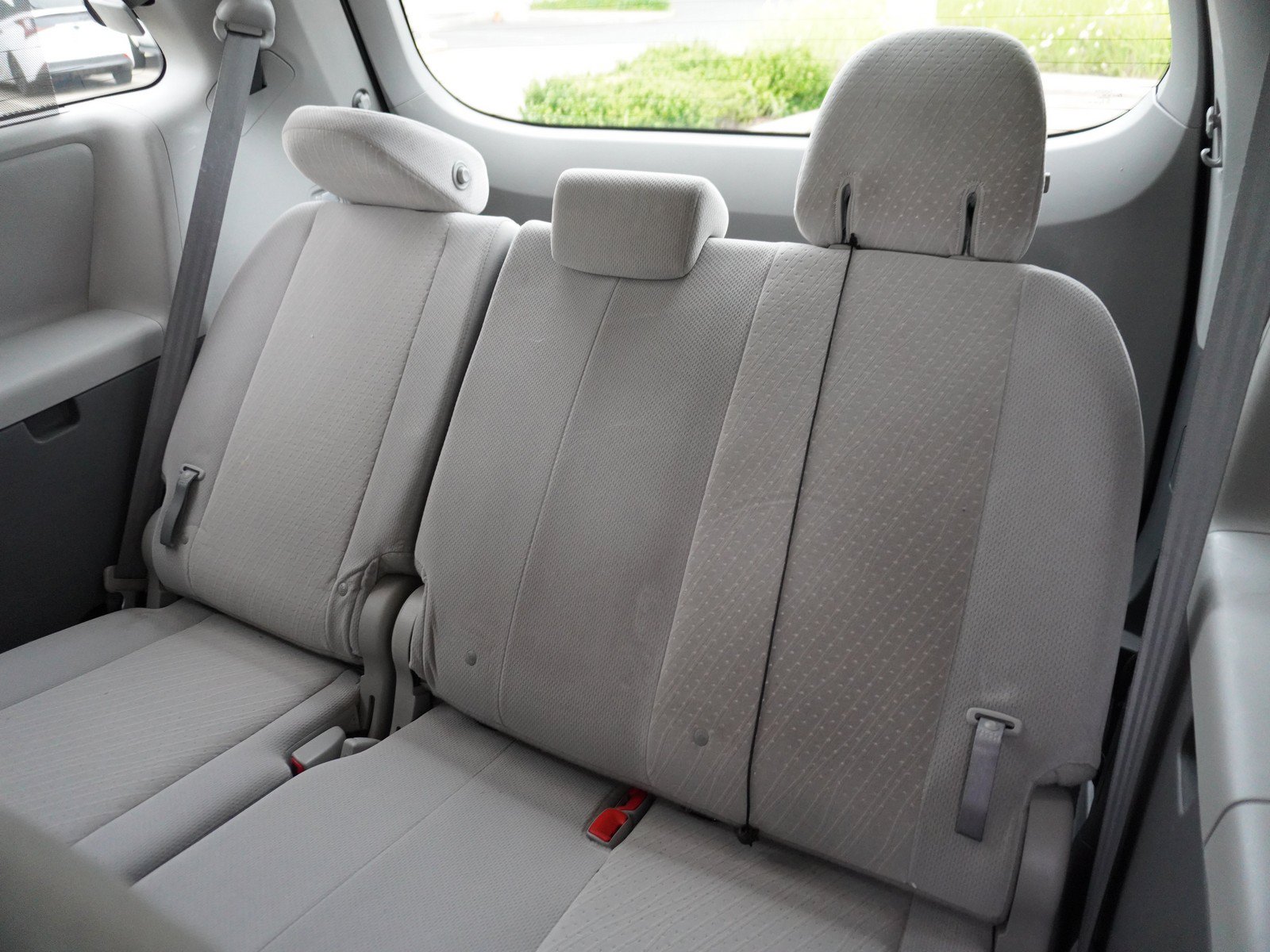 Used 2020 Toyota Sienna LE w/ Carpet Mat Package FWD image 13