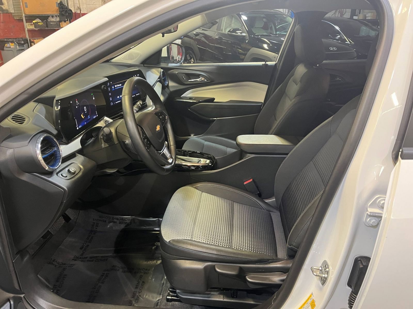 Used 2025 Chevrolet Trax LT w/ LT Convenience Package image 25