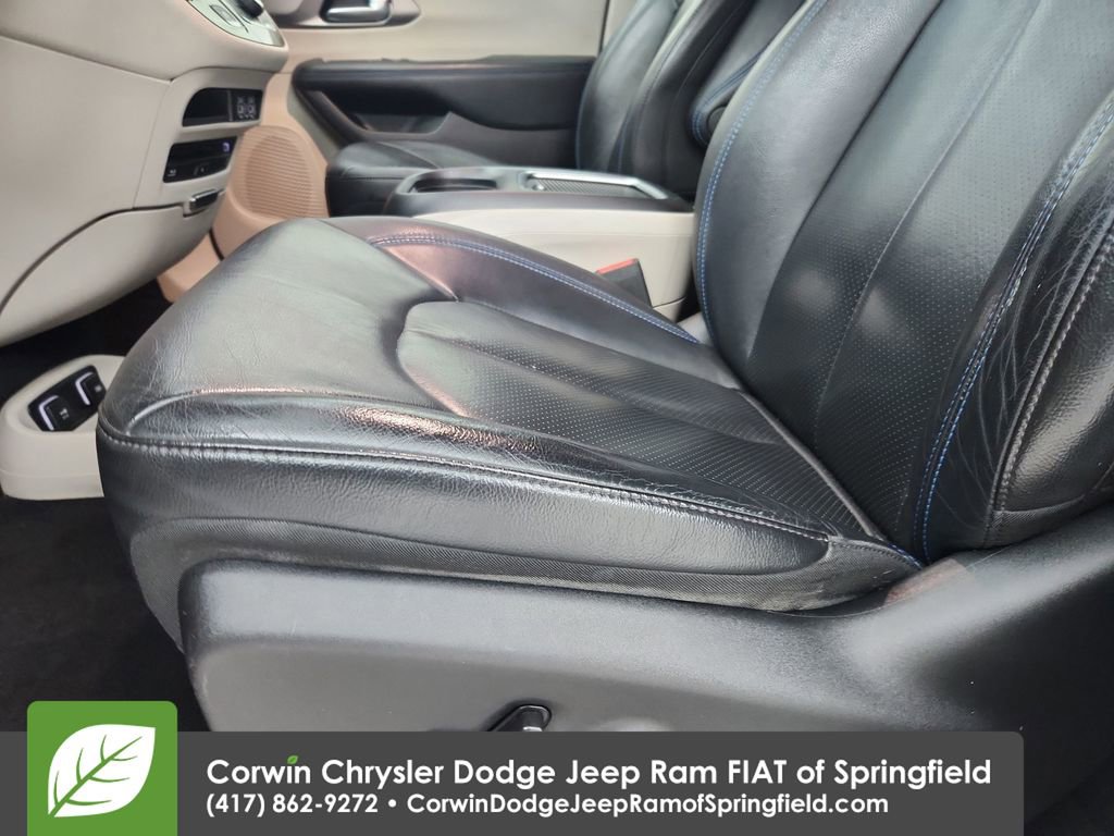 Used 2021 Chrysler Pacifica Touring-L w/ Uconnect Theater Family Group FWD image 19