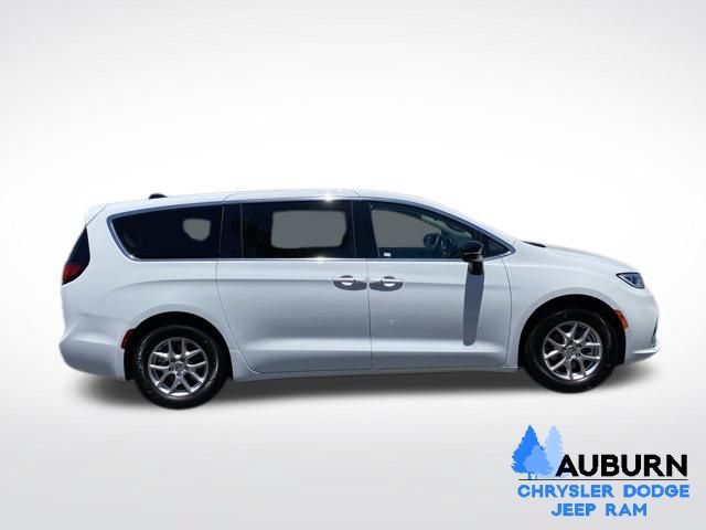 Used 2024 Chrysler Pacifica Touring-L FWD image 8