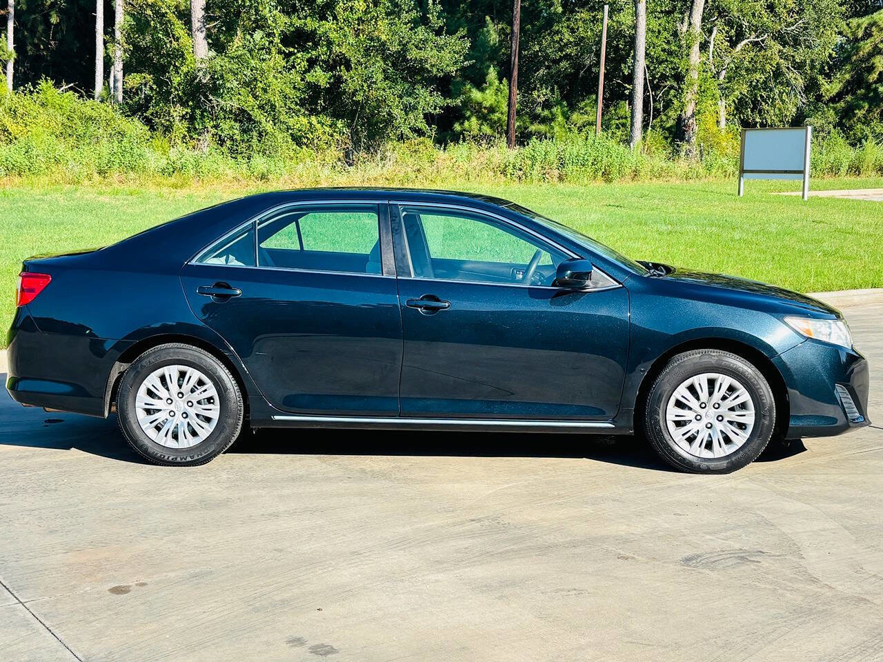 Used 2014 Toyota Camry LE image 4