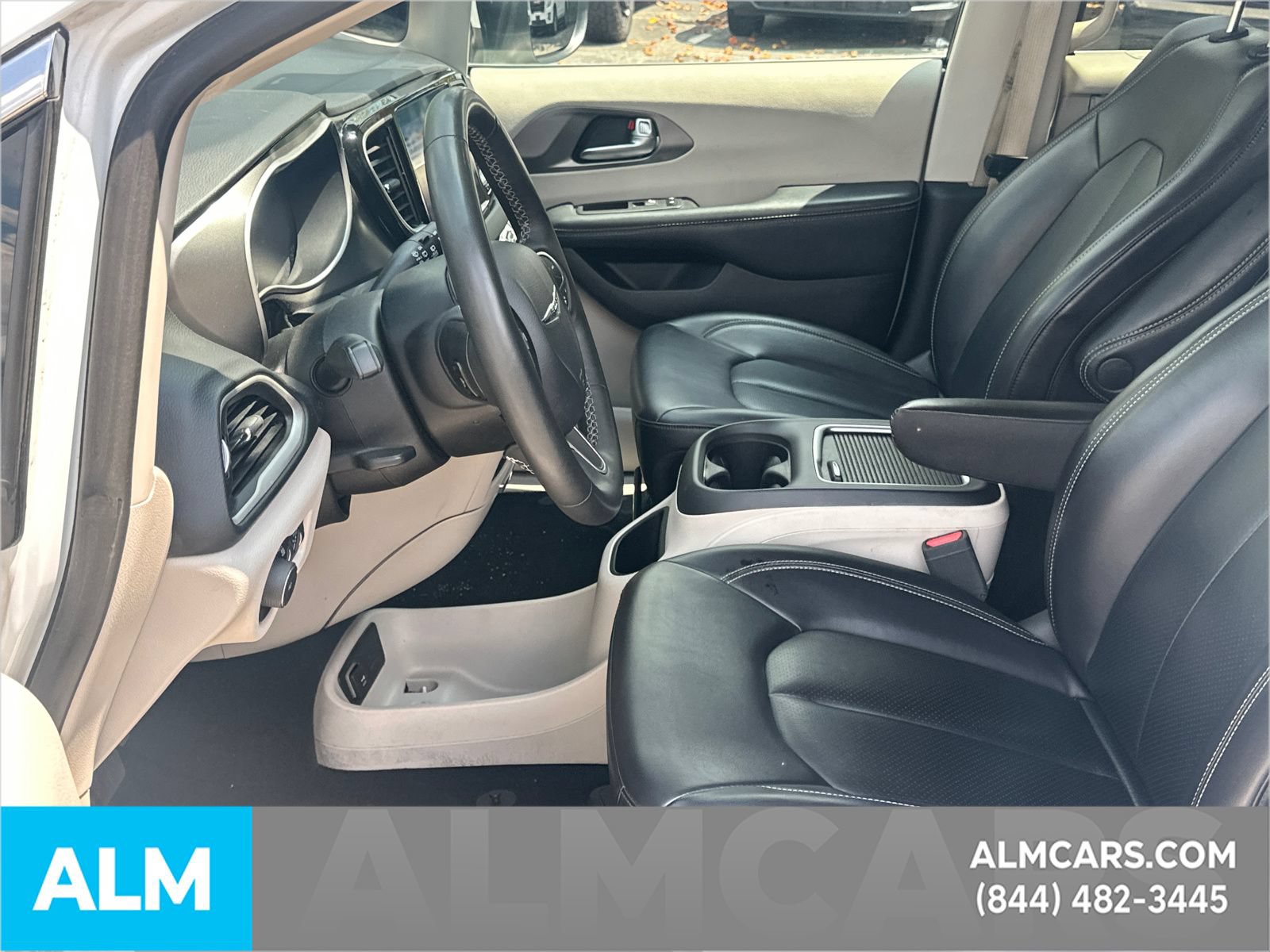 Used 2023 Chrysler Pacifica Touring-L FWD image 10