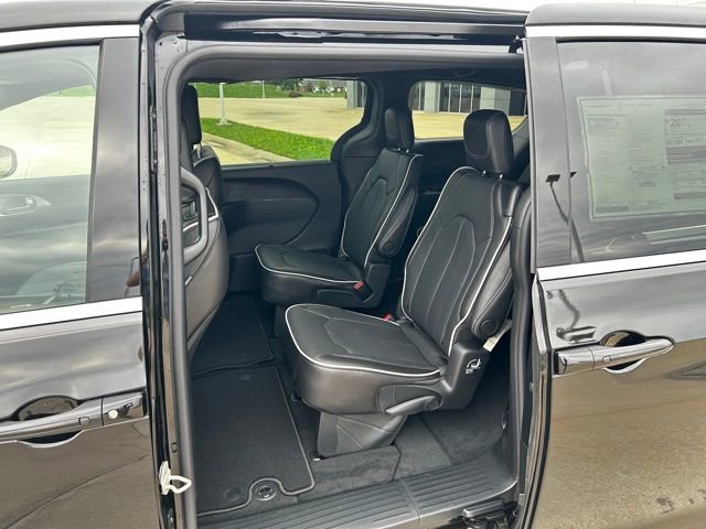 New 2026 Chrysler Pacifica Limited image 26