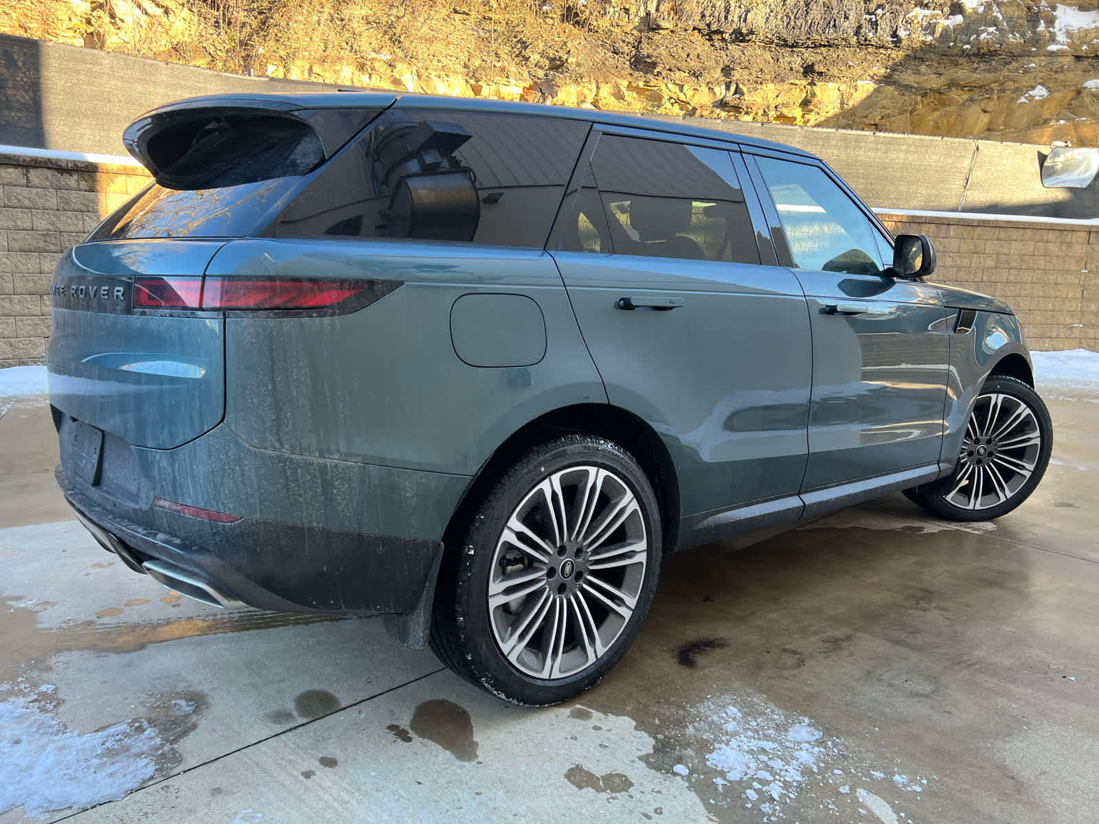 Used 2025 Land Rover Range Rover Sport SE image 3