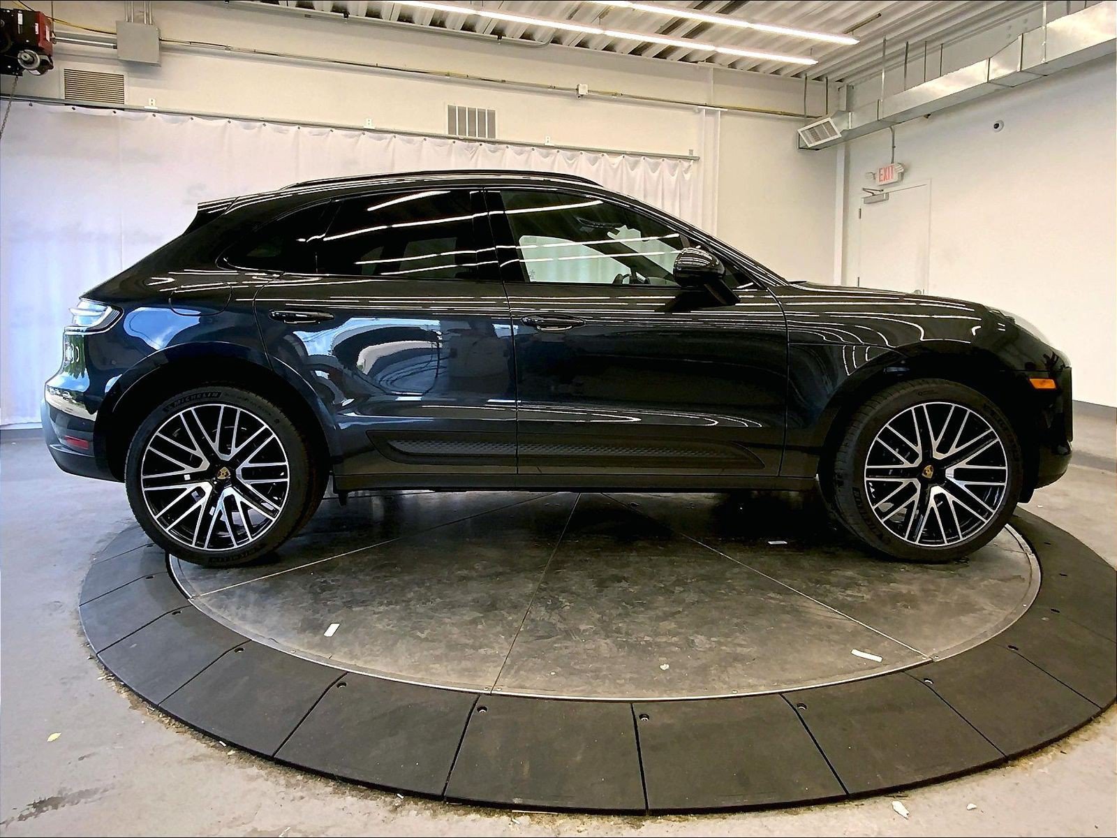 Certified 2026 Porsche Macan AWD/4WD image 8
