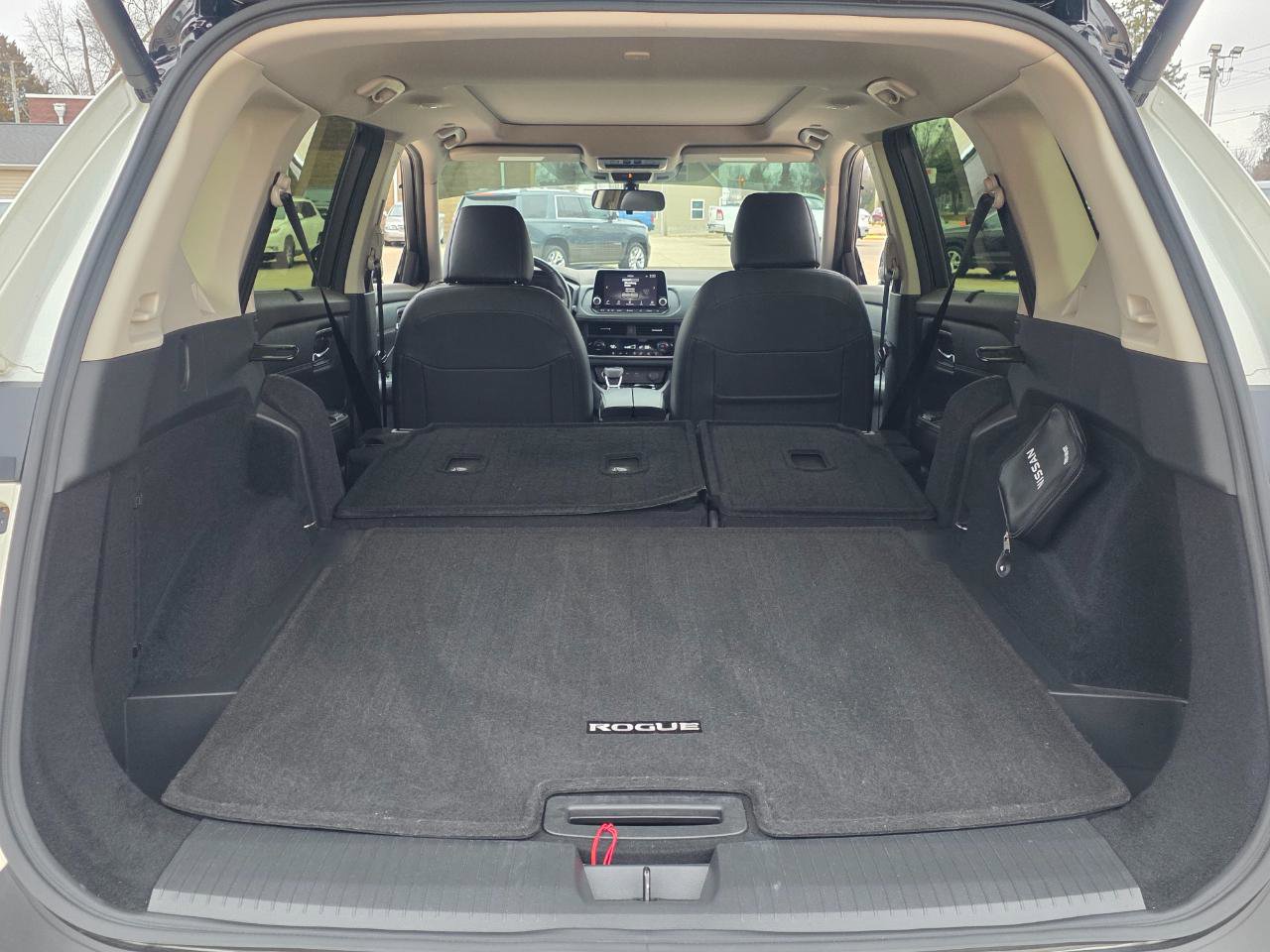 Used 2023 Nissan Rogue SV w/ SV Premium B Package image 18