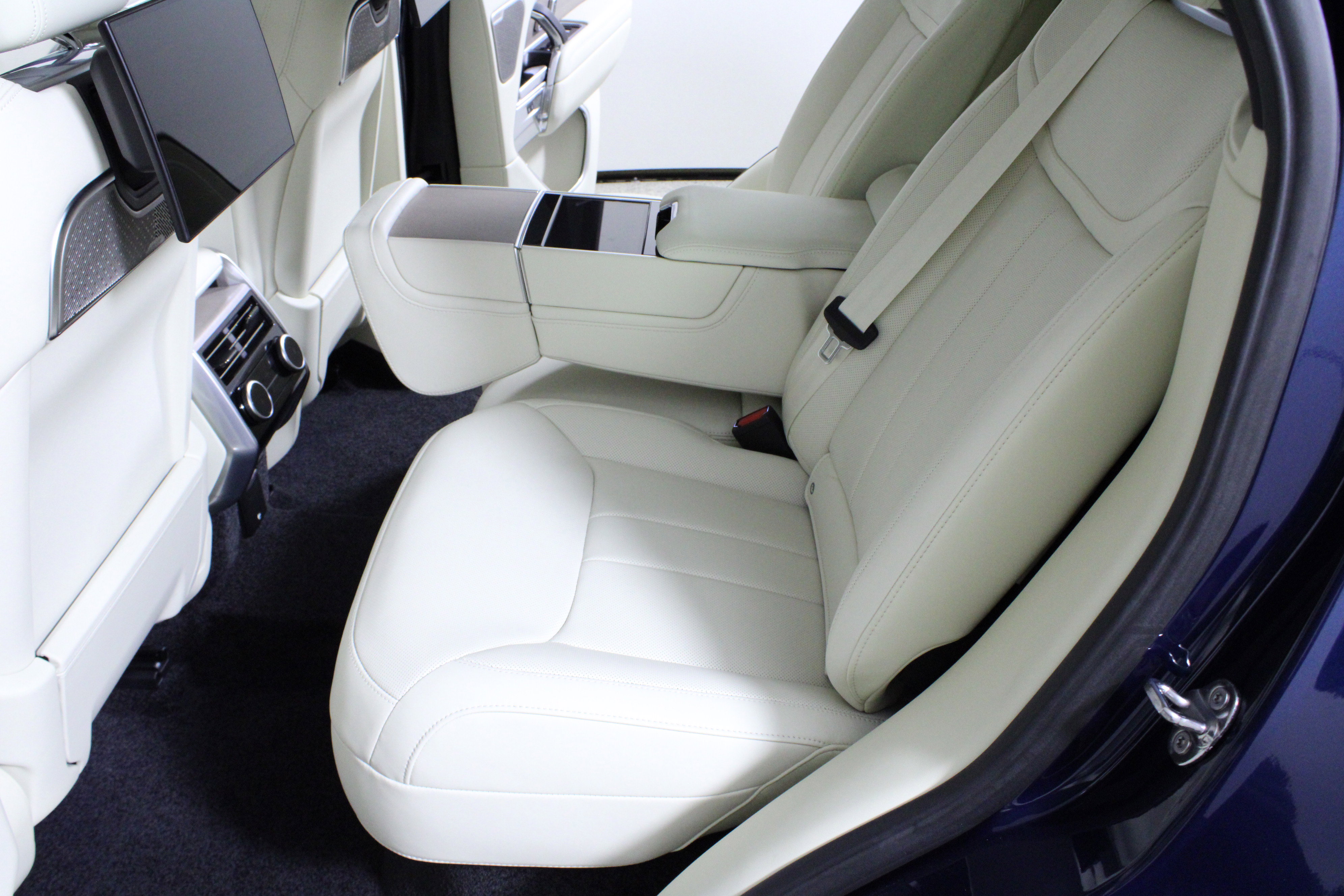 Used 2025 Land Rover Range Rover Autobiography image 13