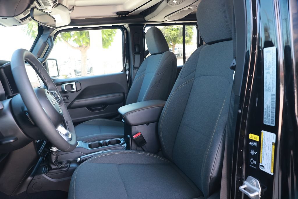 Used 2025 Jeep Wrangler Unlimited Sahara AWD/4WD image 22