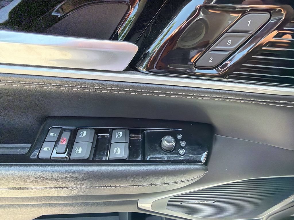Certified 2024 Jeep Wagoneer Series II w/ Flexible Seating Group RWD image 15