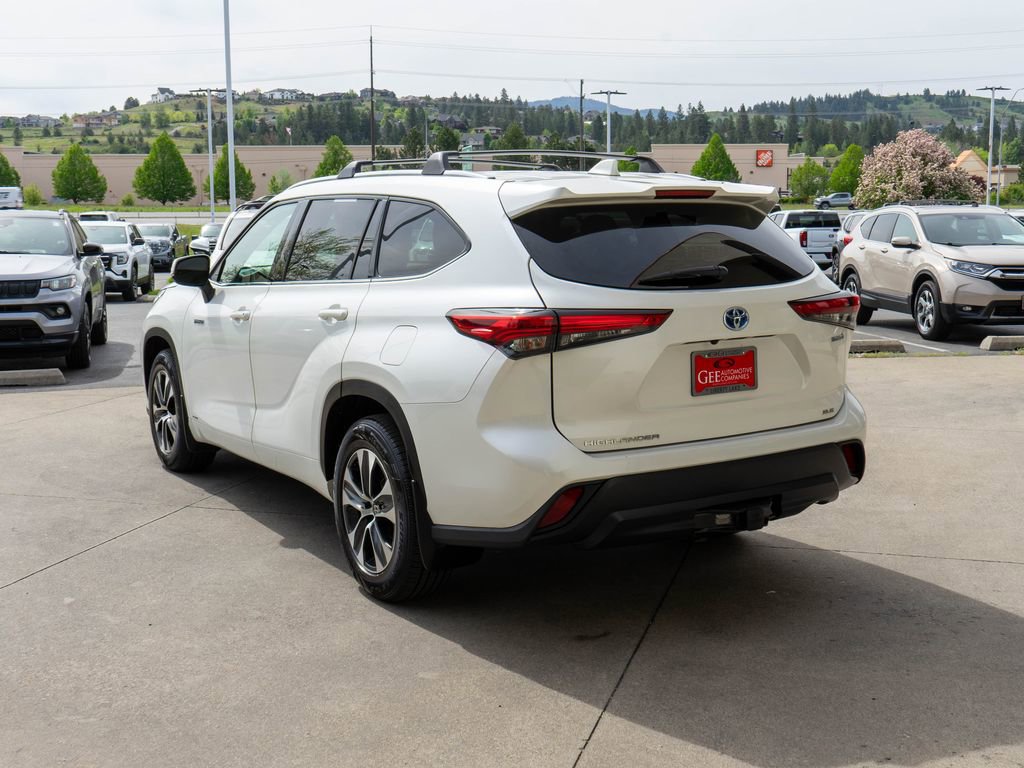 Used 2021 Toyota Highlander XLE AWD/4WD image 5