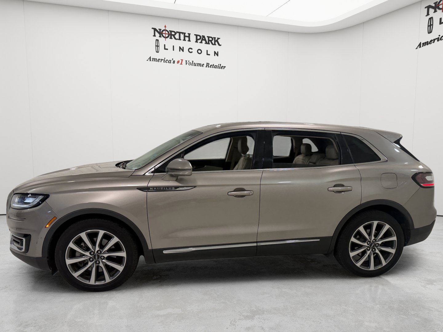 Used 2019 Lincoln Nautilus Select FWD image 2
