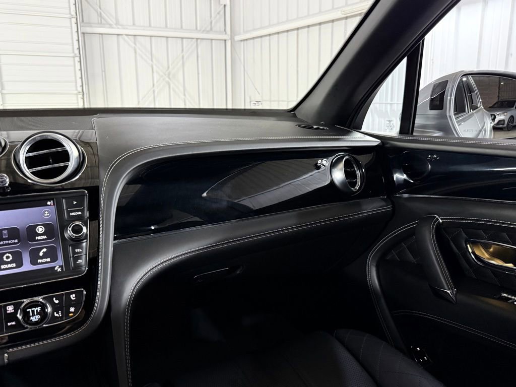 Used 2017 Bentley Bentayga AWD/4WD image 48