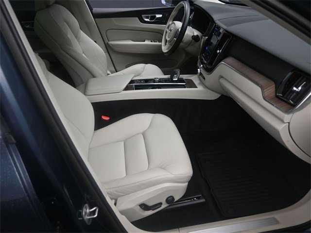 Used 2022 Volvo XC60 B5 Momentum w/ Climate Package image 30