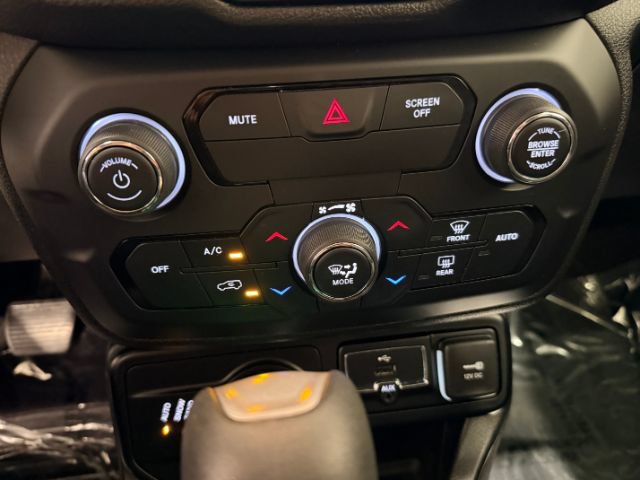 Used 2018 Jeep Renegade Latitude AWD/4WD image 38