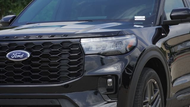 Used 2025 Ford Explorer ST-Line w/ ST-Line Street Pack AWD/4WD image 4