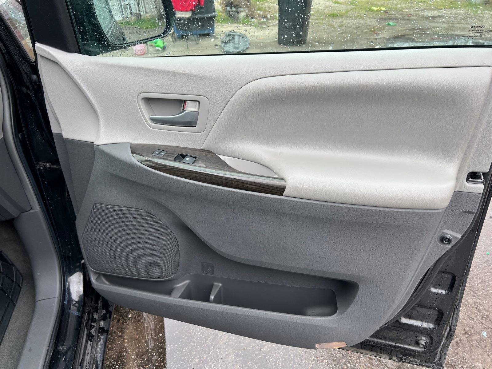 Used 2017 Toyota Sienna XLE image 17