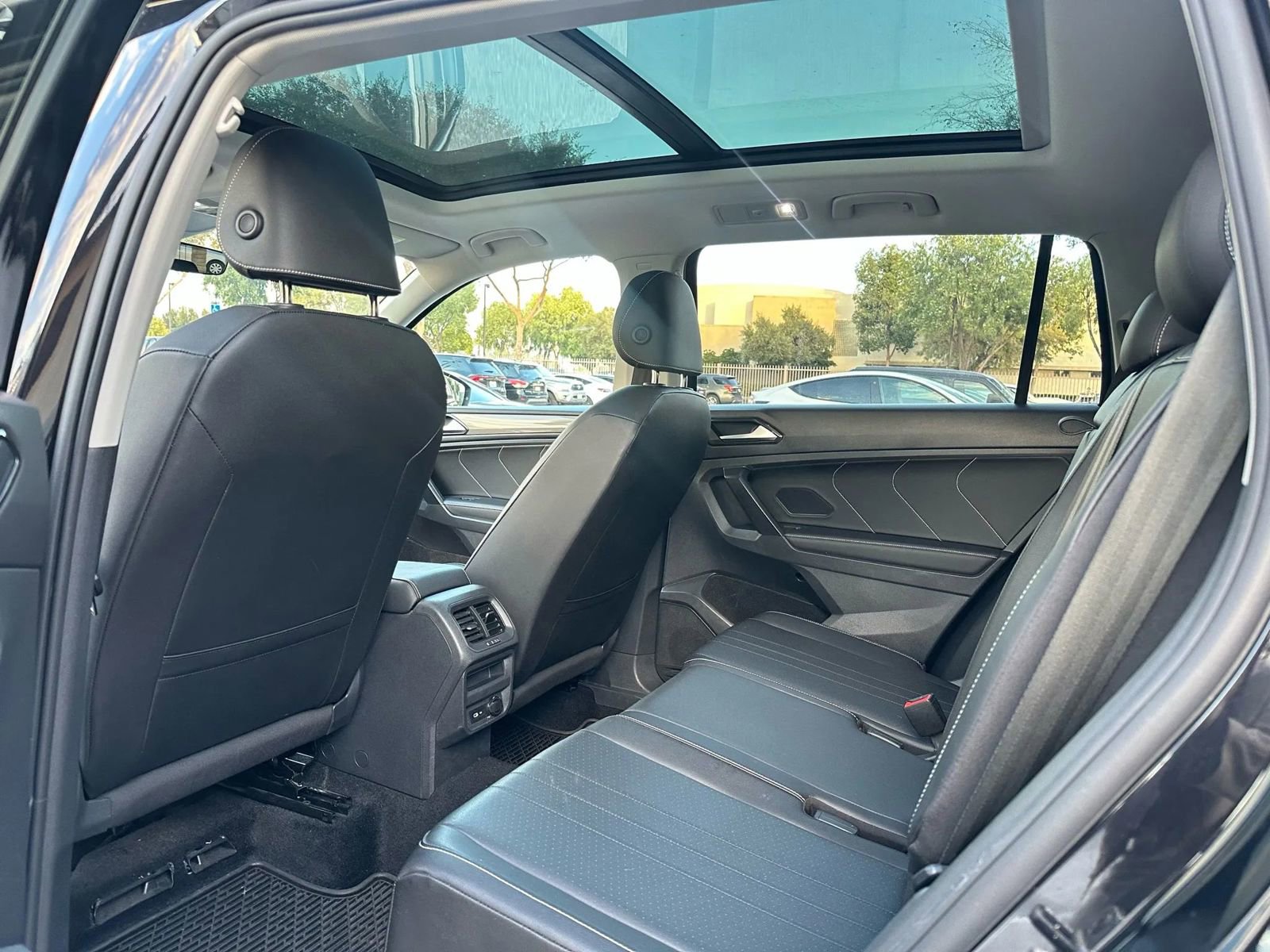 Used 2023 Volkswagen Tiguan SE w/ Panoramic Sunroof Package image 10