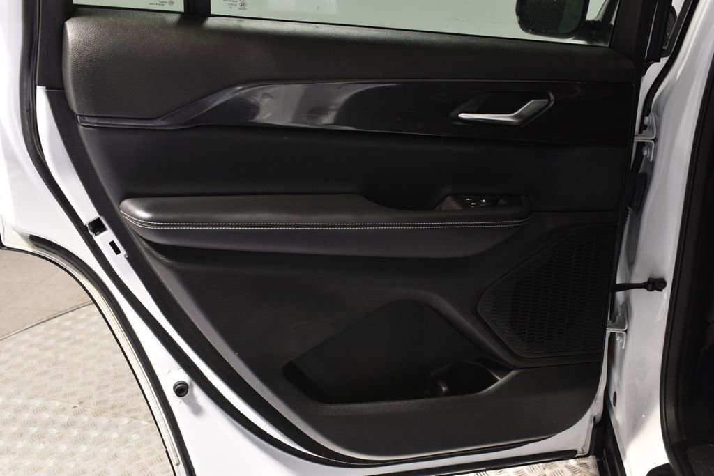 Used 2023 Jeep Grand Cherokee L Laredo image 25