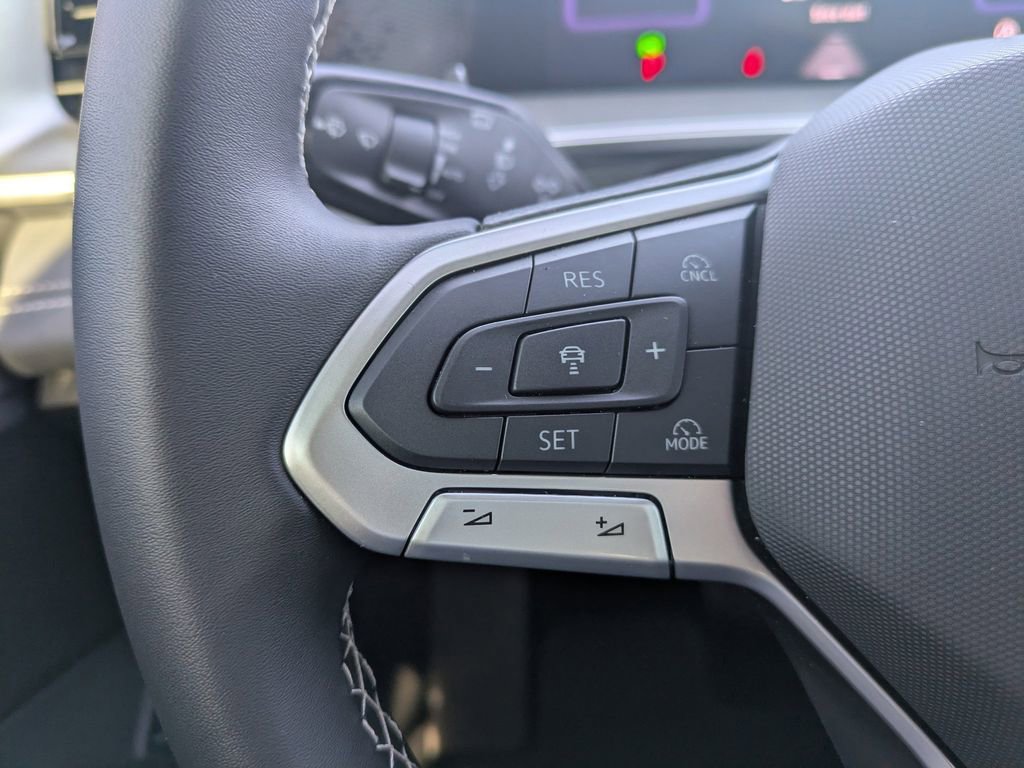 Used 2025 Volkswagen Tiguan SE image 25