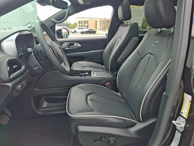 Used 2026 Chrysler Pacifica Limited w/ S Appearance Package FWD image 16
