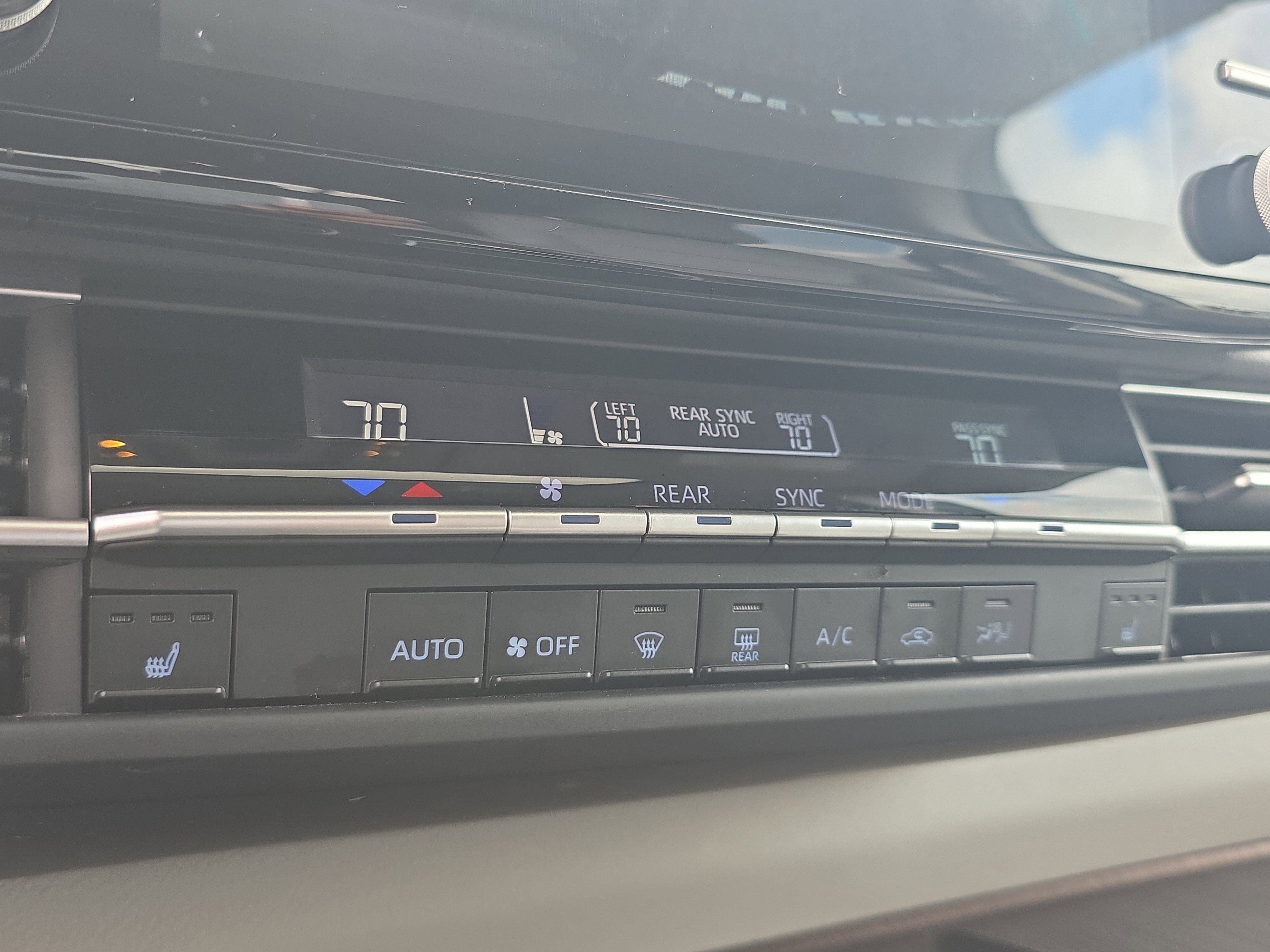 Used 2024 Toyota Sienna XLE FWD image 31
